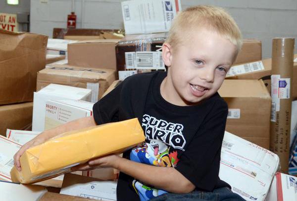 BostonDotCom's tweet photo. A 5-year old Foxborough boy with cancer received more mail today than his entire town http://t.co/VPu7zKF0cS http://t.co/pxXxDSFzso