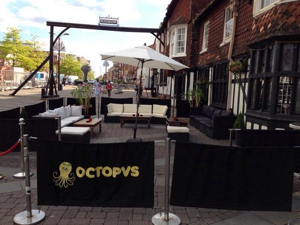 OctopvsCrawley's tweet image. Fab evening ahead with dj peachey, amazing cocktail offers at hot prices &amp;amp; a large outside area @Deep83official 1/2