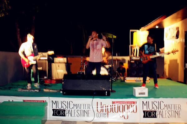 PutriChaCha27's tweet photo. Happy Thursnight :D @SANASpop @SANASteer #accoustik #savepalestine http://t.co/gwg1vJ0Nzv