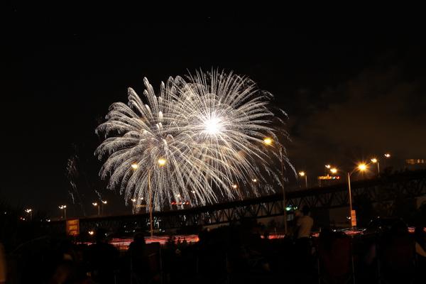 insidequebec's tweet photo. Leuchtender #Nachthimmel über #montreal Die besten Tipps: http://t.co/7OCxFJlzri #insideQC #Feuerwerkfestival #Canada http://t.co/HSIqM2sMn4