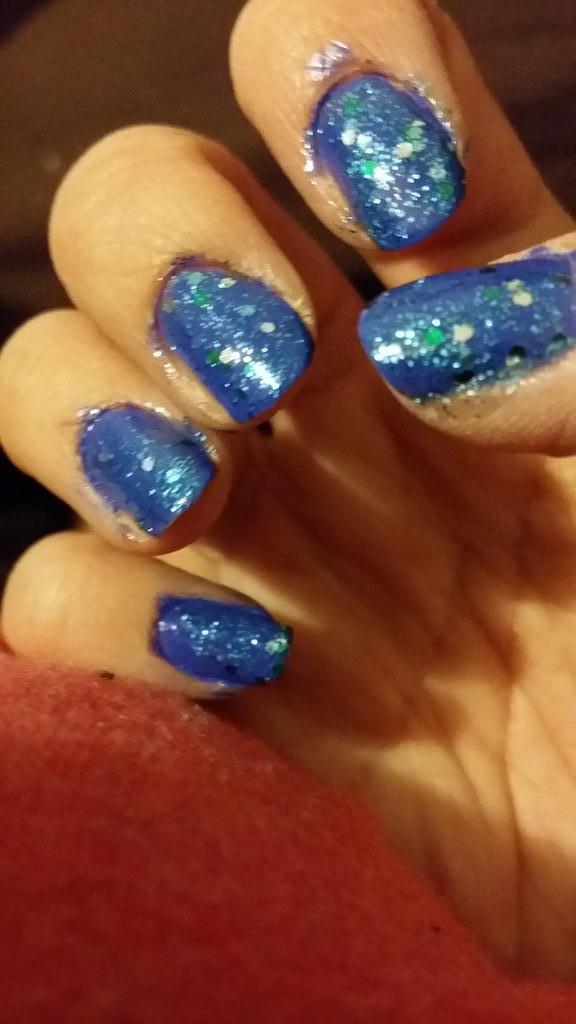 bumblemecrazy's tweet image. Winter wonderland inspired nails 💅 #abitshitty #ohwells #quickdo
