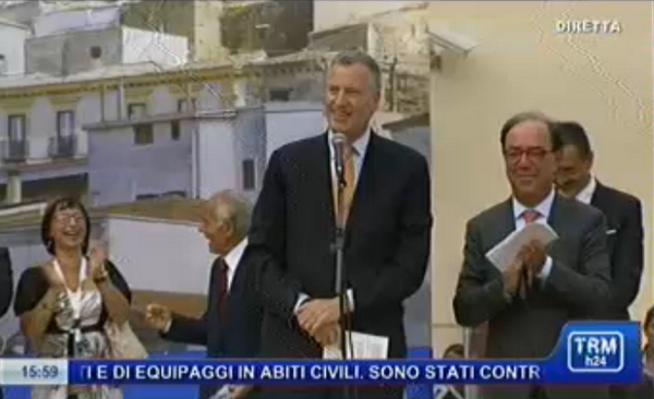 TRMh24's tweet photo. #WelcomeHomeBill - saluta così @BilldeBlasio: "E' bello essere a casa" diretta qui: http://t.co/4AH1PPgY5a http://t.co/o1CfLlSQnI