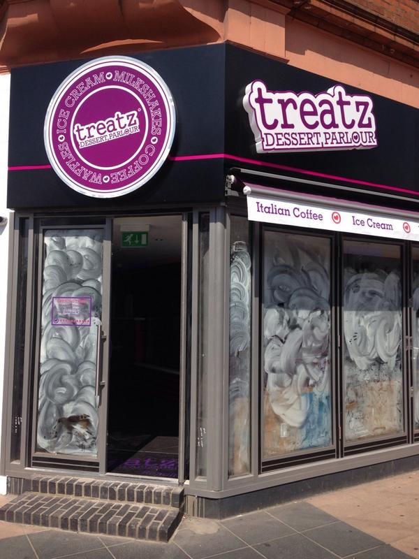 Rowe1Lewis's tweet photo. Treats (creams) in reading 💪! @LewisFrost1 http://t.co/wCMElJS7XZ