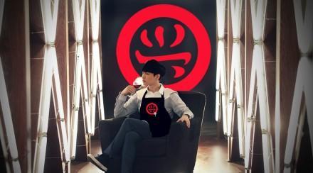 Allyixing's tweet photo. อื้อหือ..ชิง��ิง~ นางพญามากกกก นั่งไขว่ห้างบนโซฟา มืออีกข้างจิบไวน์ -/////- #Lay #Yixing http://t.co/SW2xHFKyiZ