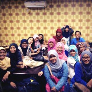 SAINSFIVE_com's tweet photo. Suasana di ayam penyet suroboyo http://t.co/q216gWEOO9