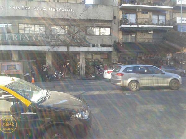 .. es increíble!! Policía metropolitana u seguridad vial. A 30 metros la gente cruza entre los autos!!