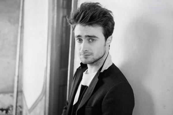 ELLEmagazine's tweet image. Daniel Radcliffe dishes on public nudity, dating vegans and the Millionaire Matchmaker: on.elle.com/1Abpdtu