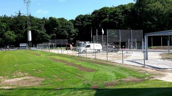 frkomo's tweet image. Udebaneafsnittet i Hobro idag. Ved ikke om jeg er mest betænkelig ved banen eller "tribunens" udseende?