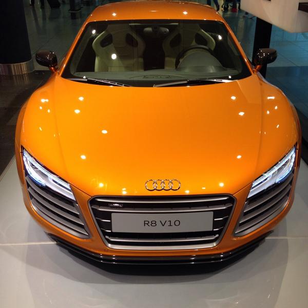 AudiOfficial's tweet photo. Plane spotting won't be your first choice at #airport #munich today ;) #audi #r8 #samoaorange http://t.co/WkqGI97lQ9