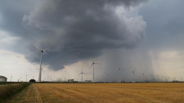 Naderende onweerbui tegen 16:30 Eemshavengebied (GR)