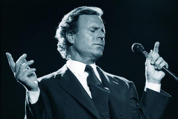 victorasol's tweet photo. José Luis Perales, Julio Iglesias, Gloria Estefan.
Si has vivido el amor sabes quiénes son estos personajes. http://t.co/kKNTm5yHFj