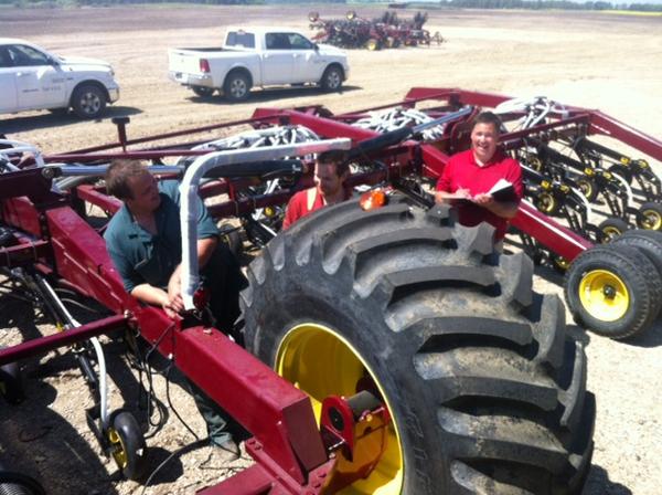 VaderstadChris's tweet image. @seedhawk Customer Service reps hard at work on a new drill.  #enjoyingthesun #finalcheck