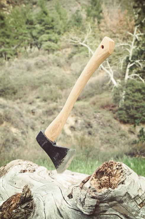 megisaweirdo's tweet image. There's something so gratifying about chopping wood // From my photo feature in @cmagazine #ConsciousLA #wanderfree