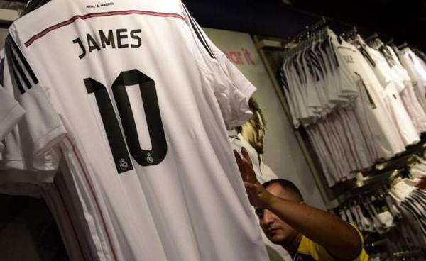 FIFA15_LAT's tweet photo. #SabiasQue James Rodríguez vendió más de 345 mil camisas en las primeras 48 horas. Más de las que logró Cristiano. http://t.co/YovClKlfiE