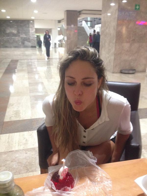vanehupp's tweet photo. Soplando la primera velita.... Gracias por sus palabras y felicitaciones, me hacen muy feliz!!!!!! http://t.co/XSdtZX7Sbt