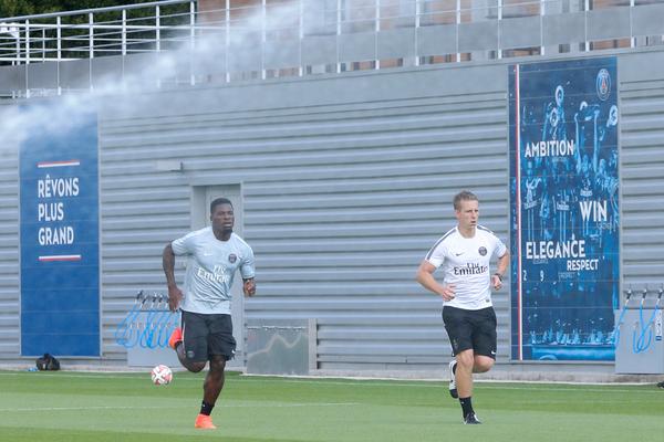 PSG_inside's tweet photo. Première séance en photos pour @Serge_Aurier #PSG http://t.co/BjnABZt7e6 http://t.co/8F9vVKOR28
