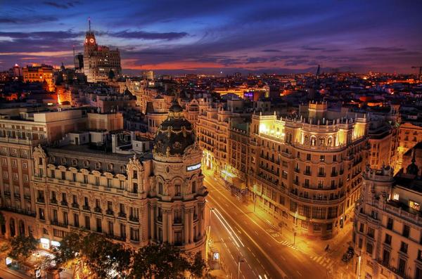 tipicademadrid's tweet photo. "Necesito verte aquí, tu mirada me hace grande... Y que estemos los dos sólos, dando tumbos por Madrid." http://t.co/3FSq1Q16Iw