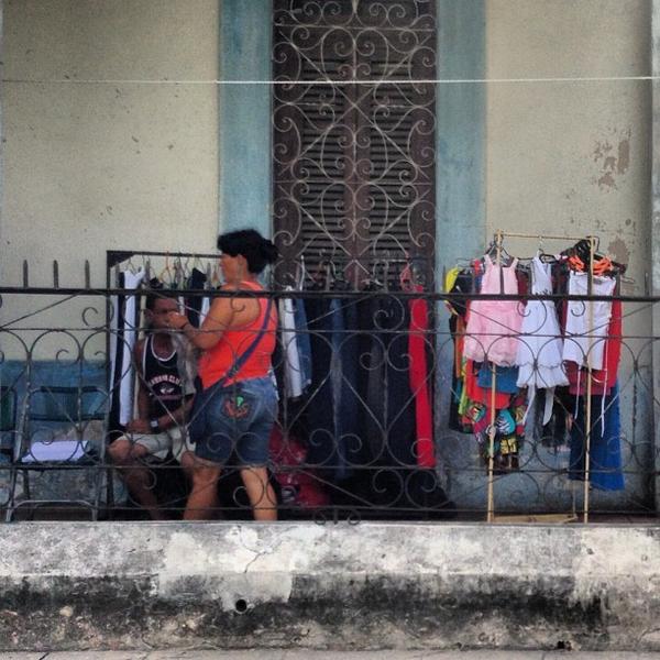 #CubaReal '¿Cambios? Con mis ahorros me compre esta ropa para re venderla y ahora lo prohibieron' - Bunga #Cuba