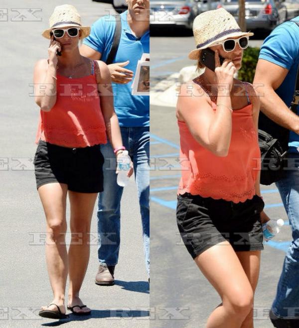 britneyb1tch's tweet photo. July 23 - Britney shopping  in LA! #2 http://t.co/vm1V5MJNKe