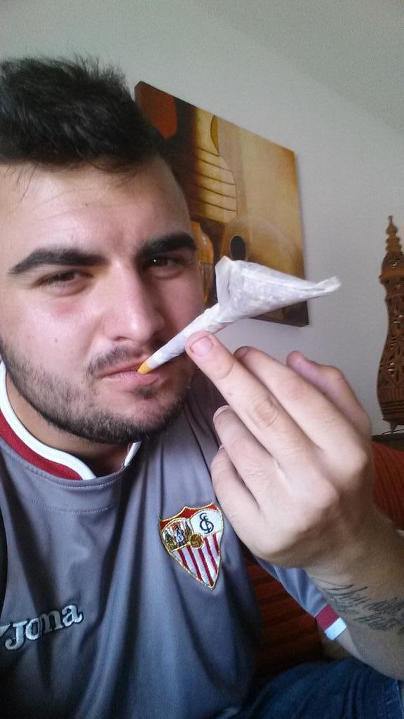 AlexSFC1991's tweet photo. -Arte un q? 
-un porro!!
-un que??
-un porrooooo!!!! 
-ammm valeee valeeeee!!! http://t.co/BStPfBQyV9