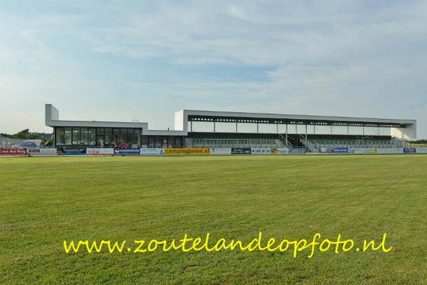 Plaatsen reclameborden maken voetbalcomplex <a href="/vvDeMeeuwen/">v.v. De Meeuwen</a>  #Zoutelande compleet. 6 foto's Zie: tinyurl.com/krf23zl