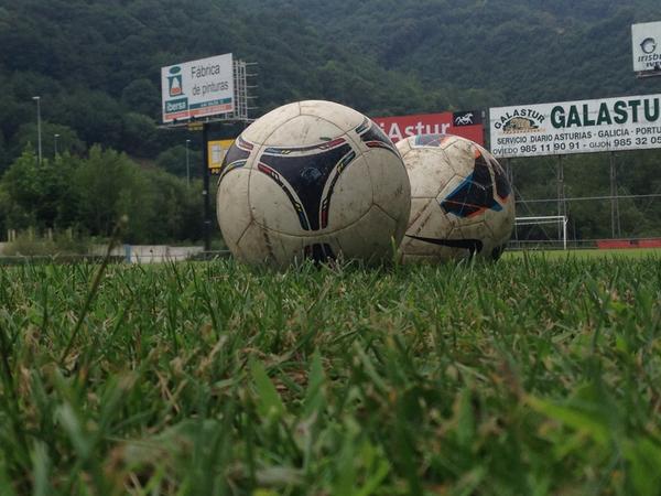 NALONCF's tweet photo. Comienza la pretemporada en Fumea con 16 futbolistas. @Borjarodriguez5 y David se unirán en unos días #YosoydelNalon http://t.co/TvTNEzJ5l1