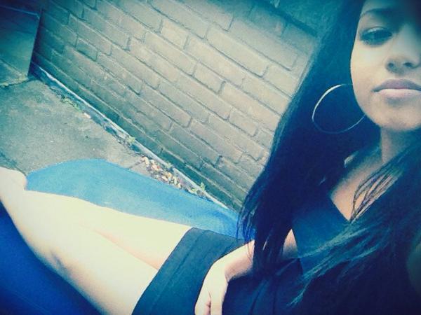 Shay__R's tweet photo. "@iiAmTeeshaaa: Chillen✌️ http://t.co/wGNBhCMJM1" aapjee