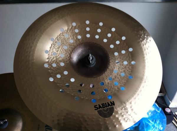 PsyFinch's tweet photo. 19" Holy China, 16" X-Plosion cras and 12" Aero splash(on its way) :D yay!!! What you think of the new set up? ;) http://t.co/pRv5D6rHGu