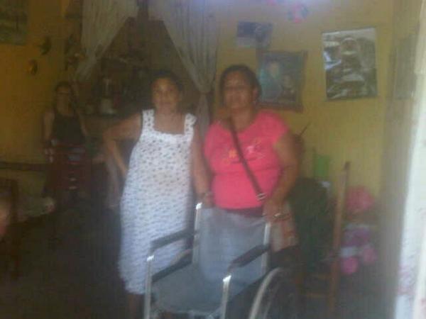 magaprieto's tweet photo. Entregando silla d rueda en mi comunidad Los Jabillos en nombre de mi presidente Hugo Chavez gracias a Dios http://t.co/QnCHkLJoxS