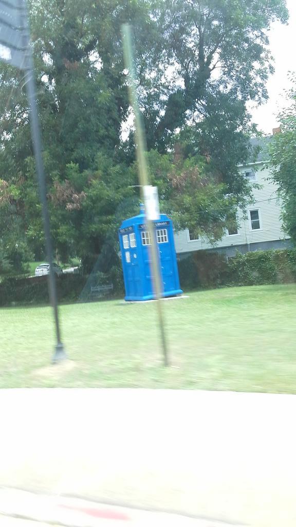 offical_weapon's tweet image. //THERE IS A TARDIS. IN MY CITY. WHERE IS HE???