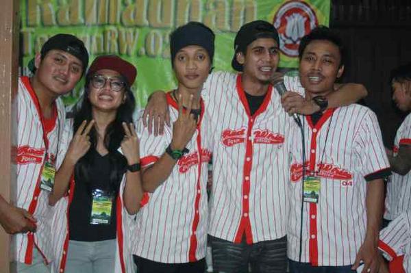 AtayVe's tweet photo. @REDWHITEfound @_adenovitrizki_ @jheffernandho @bagusdarmawan14 SOTR part 6 big famly.. http://t.co/afIi9Ccycd