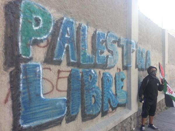 lombremono's tweet photo. #EcuadorXPalestina esto pintó @Diabluma666 frente a la Embajada del Estado Sionista de Israel http://t.co/ECZn7AEwaR @soylaparche gracias!