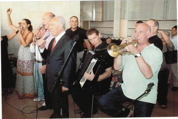 jacobpe1's tweet photo. @PresidentPeres עלינו להקדיש רגע לאיש הזה, שאת תרומתו לבטחונה של ישראל לא ניתן לכמת. תודה לך שמעון פרס! בהצלחה ריבלין http://t.co/EVdhzOWtDb