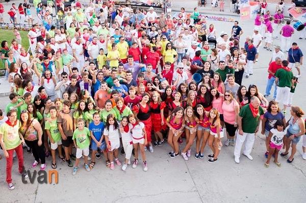 TVAlcazaren's tweet photo. Con el chupinazo hemos dado el pistoletazo de salida a las #FiestasAlcazarén2014 Foto de familia de los alcazareños http://t.co/VlDbJT1CI1