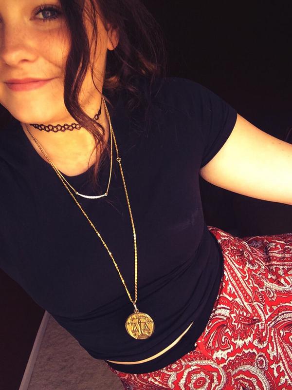 spac3witch666's tweet image. Hey @VanessaHudgens we&apos;re twinning today #soulsisters #flowypants #blackshirt #necklaces #ombre
