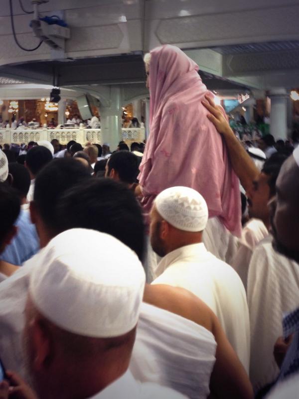 shMuhammad's tweet photo. Kabah, 27th night. Seen: son carries his +90 yrs old mother on his shoulders entire Tawaf http://t.co/PH5Sj3BhqI