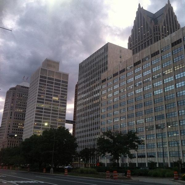awesomemitten's tweet photo. As the day comes to a close, we want to wish #Detroit a very happy 313th birthday! #DetroitBday #mittenlove http://t.co/tSY0LMkgJx
