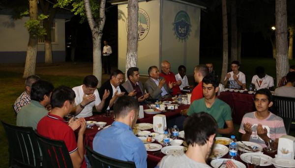 Ramazan boyunca Seyyid Burhaneddin'in iftar sofrasında hizmet eden gençlerle sahurda bir araya geldik.