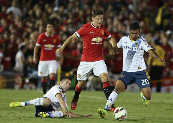 ManUtd's tweet image. .@AnderHerrera8 enjoyed an excellent debut for #mufc. RT if you think he'll be a hit at Old Trafford this season.