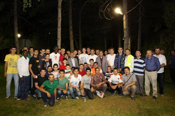 Her renkten genç, gönüllerini ve emeklerini manevi bir görev için birleştirmişler. Arzuları duâya mazhar olabilmek.