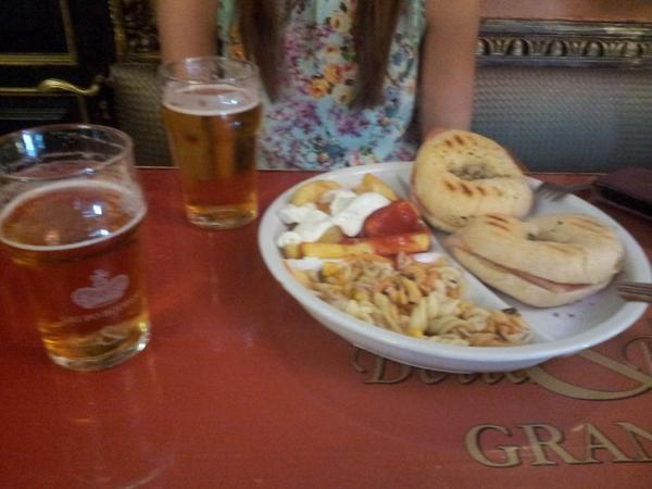 JustoMartos's tweet photo. Fin del primer dia de un gran fin de semana por Granada con @YolandaConesa1 http://t.co/UUicNfatIH