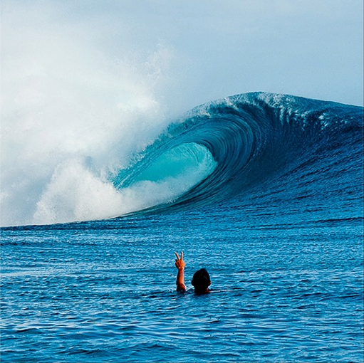 MotorTrendGroup's tweet photo. TEN #PhotoOfTheDay via @SURFER_Magazine. Photo: @ChrisBurkard #Tahiti #Surfer #SurferPhotos http://t.co/Vxoy1A4Snc http://t.co/DvuwHduAnh