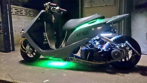 バイク好きのたまり場 フォロー様の車種af62dioです 自慢の改造点 自家塗装 Led メットイン内部100vアンプ ナイトライダーledテール 30cmロンホイ その他 ワンオフ多数 かっこいいと思ったらrt Http T Co Clwncjwdb2