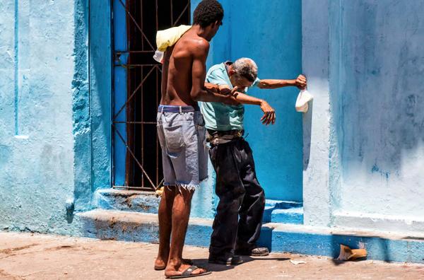 Cuando es más fácil llenar el estómago con alcohol y no con comida. #Cuba