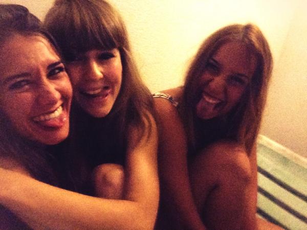 alvarez_ana's tweet photo. Resaca patrocinada por litro de vodka 4 euros 🐥 http://t.co/vfe1HaT7Yv