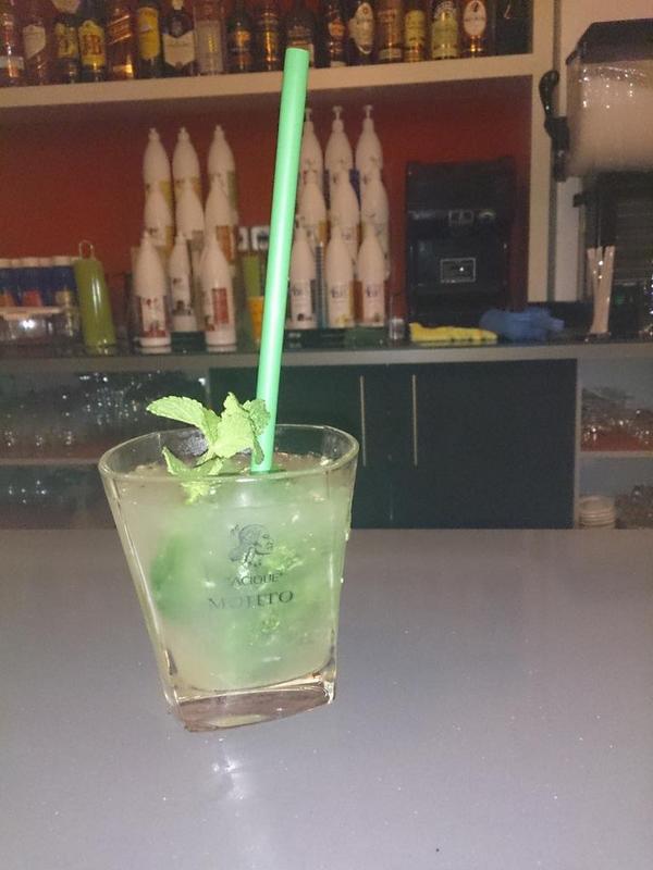 Buen mojito en bar basilippo, mejor que en brazos jajaja
