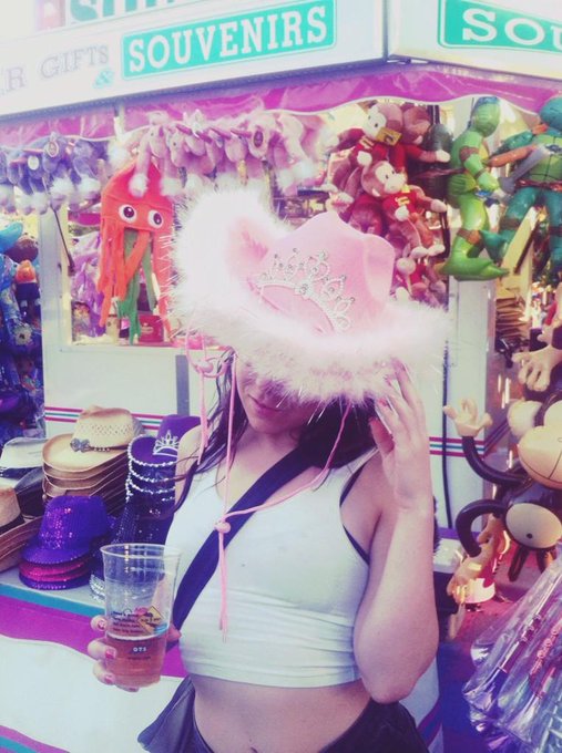 I went to the fair with @IngridMouth &amp; ate a foot-long corn dog &amp; a turkey leg &amp; a fried cinnabon &amp; not<a class="tags" href="/tag/ingridmouth">@ingridmouth</a>