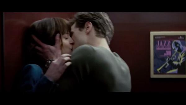 T13's tweet photo. [VIDEO] Este es el primer trailer de la película “50 sombras de Grey” http://t.co/EgGuQ7OEzj http://t.co/M7EgbnEBRQ