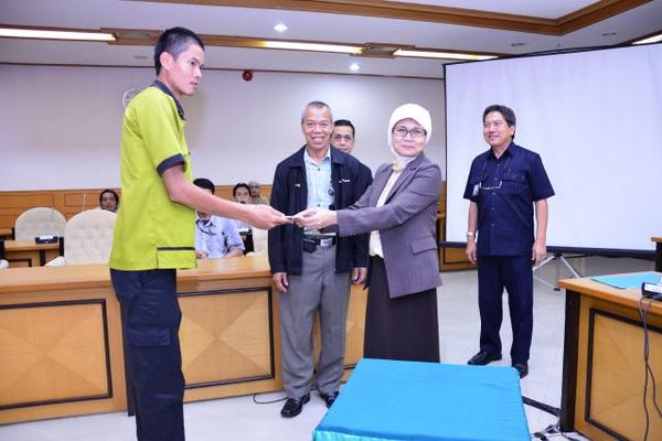 DPR_RI's tweet photo. Sekjen DPR Winantuningtyastiti menyerahkan zakat kepada 122 mustahik #Setjen
http://t.co/1M3pCTosqD http://t.co/CyjGosmUeT