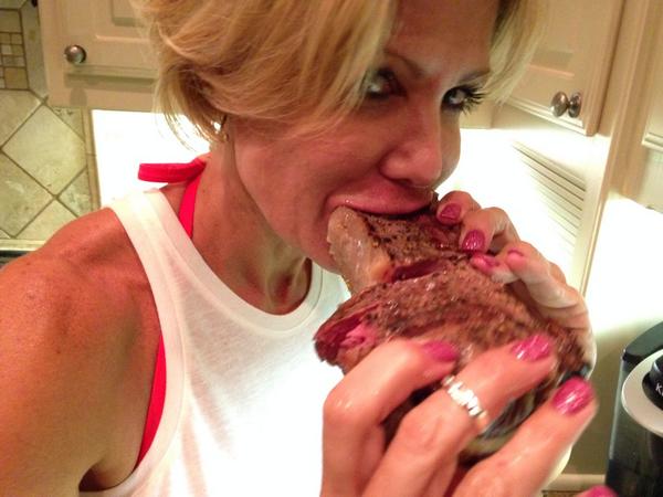 MooreDallas's tweet image. Tried to take it from her. #almostbitme #evengrowled #primal #animalprotein #cavewoman